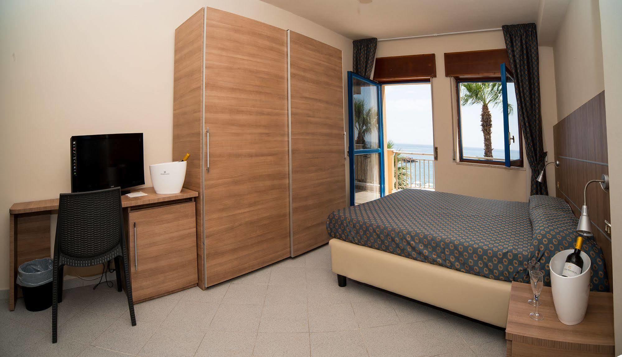 Elihotel Sant'Alessio Siculo Ngoại thất bức ảnh
